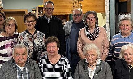 Gr&uuml;ndungsmitglieder von 1985 (vorn, von links): Eberhard Hannig, Renate Hannig, Christa Oehrlein und Lydia Harl&auml;nder. Hintere Reihe (von links): Vorsitzende Heike Linz, Monika Filsner, Silvia Schirmer, B&uuml;rgermeister Andreas P&ouml;hner, Manfred Friedma...