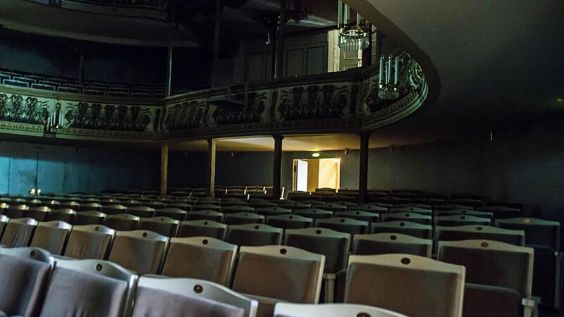 Blick in den leeren Zuschauerraum des seit Mai geschlossenen Landestheaters Coburg.