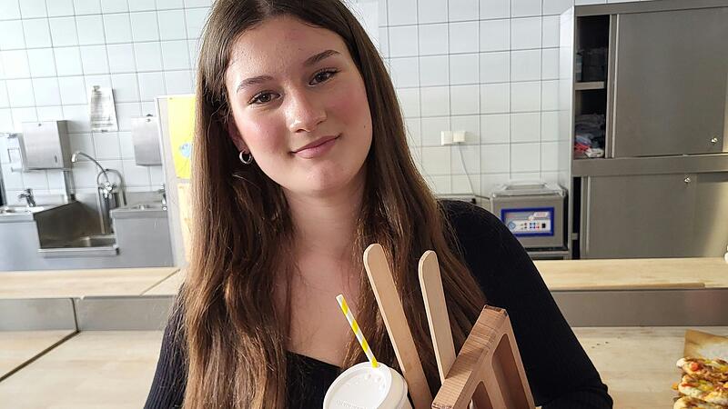 Eine Sch&uuml;lerin beim Herstellen von Speisen.