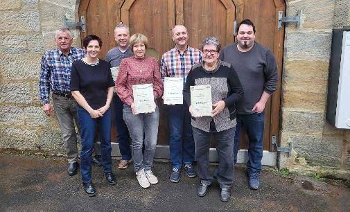 Ehrungen gab es beim Ha&szlig;bergverein (vordere Reihe von links): Michaela M&ouml;slein, Regine Ungar, Rosa Huppmann, (hintere Reihe von links): Heinz Fausten, Helmut Ungar, Dieter Schmitt, Christian Schmitt.