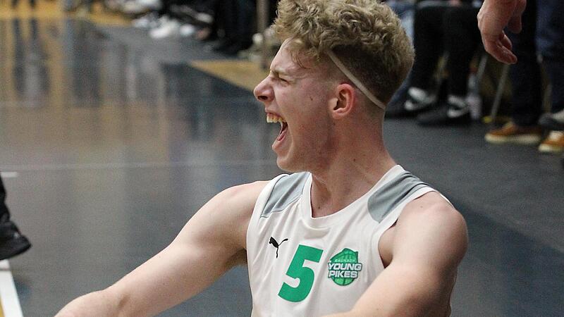 Gro&szlig; aufgezockt hat Nico H&ouml;llerl f&uuml;r die Baunach Young Pikes mit insgesamt 22 Punkten.   Hier feiert er  seinen erfolgreichen Dreier mit Foul zum Vier-Punkte-Spiel.
