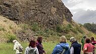 Die Basaltsäulen in der sogenannten Meilerstellung beeindruckten die Teilnehmerinnen und Teilnehmer der Wanderung zum Geotop Lindenstumpf.