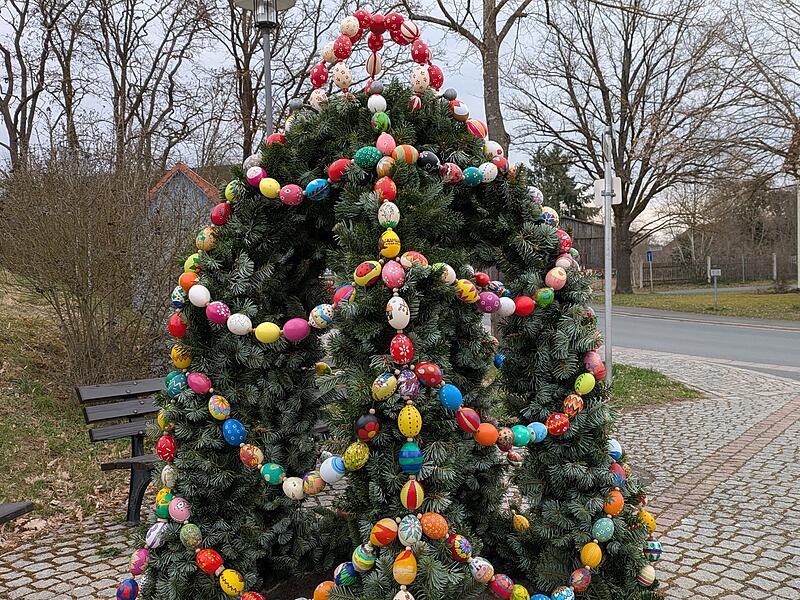 Der Osterbrunnen in Altdrossenfeld ist schon mit bunten, handbemalten Ostereiern beh&auml;ngt.