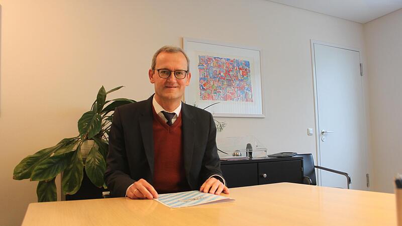 In seinem Notariat am H&ouml;chstadter Vogeleck  &uuml;berschreibt  Christian Lisch H&auml;user, Wohnungen und andere Erbschaften. Zur Zeit mehr als sonst.