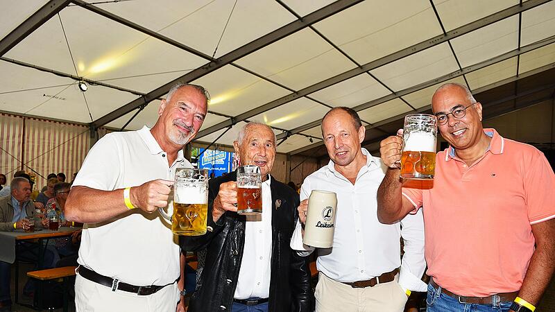 Sogar der 94-j&auml;hrige Heinrich Seiz (2. v. l.), der &auml;lteste Baur-Mitarbeiter von fr&uuml;her, ist zur Feier gekommen.