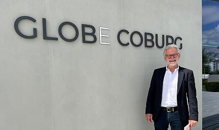 Auch wenn das &bdquo;E&ldquo; zurzeit fehlt: Interimsintendant Ulrich Peters freut sich auf seine erste Spielzeit im Globe, der Interimsspielst&auml;tte des Landestheaters Coburg.