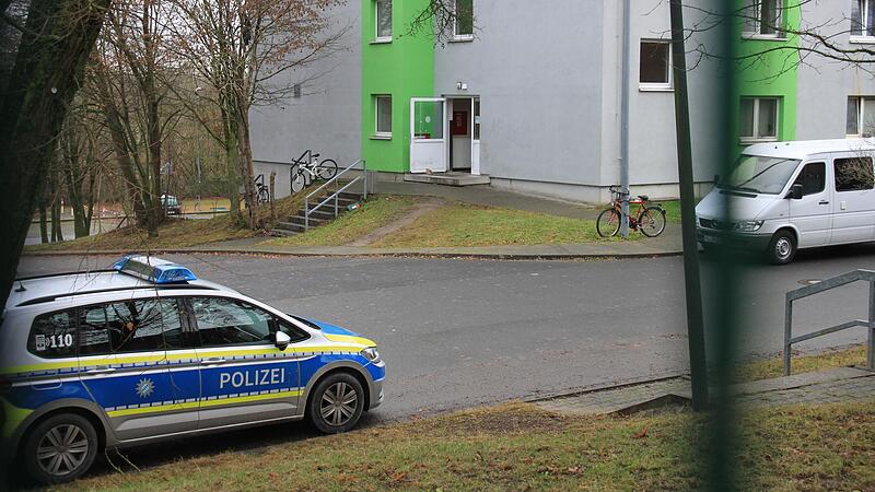 Die Leiche eines getöteten Mannes lag unbemerkt über 24 Stunden in einer Gemeinschaftsunterkunft für Geflüchtete in Kitzingen.