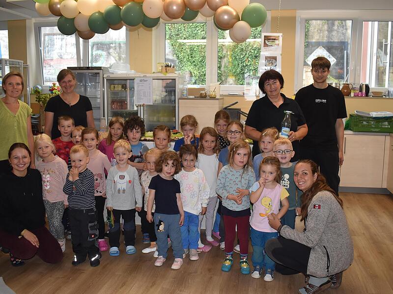 Helene Greubel (hinten 2. v. r.) informierte die Kinder und das Team vom Waldkindergarten unter Stephanie Netzl (hinten 2. v. l.) über gesunde Ernährung.