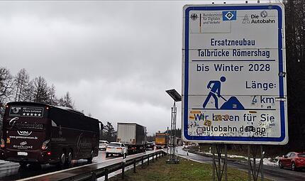 Stau vor Talbrücke Römershag auf Rhönautobahn A7 Stau vor Talbrücke Römershag auf Rhönautobahn A7