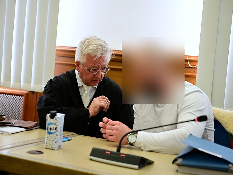 Landgericht Bamberg Einbruch Juwelier Böhnlein Bande Polen Rechtsanwalt Janusch Nagel aus Limburg an der Lahn berät sich mit dem polnischen Angeklagten