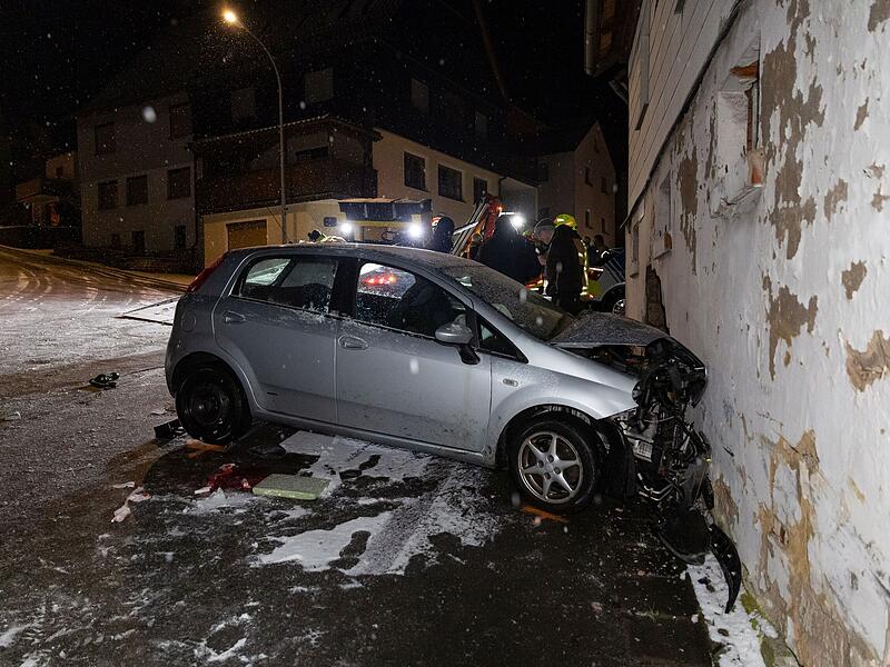 Auto prallt in leerstehendes Gebäude: Vier Verletzte bei Verkehrsunfall