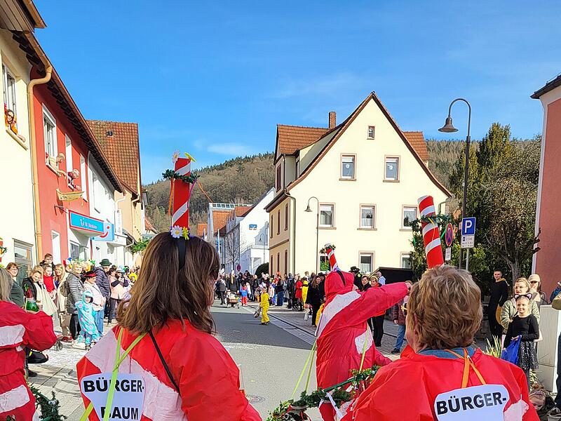 Der noch nicht stehende Bürgerbaum wurde auf die Schippe genommen.