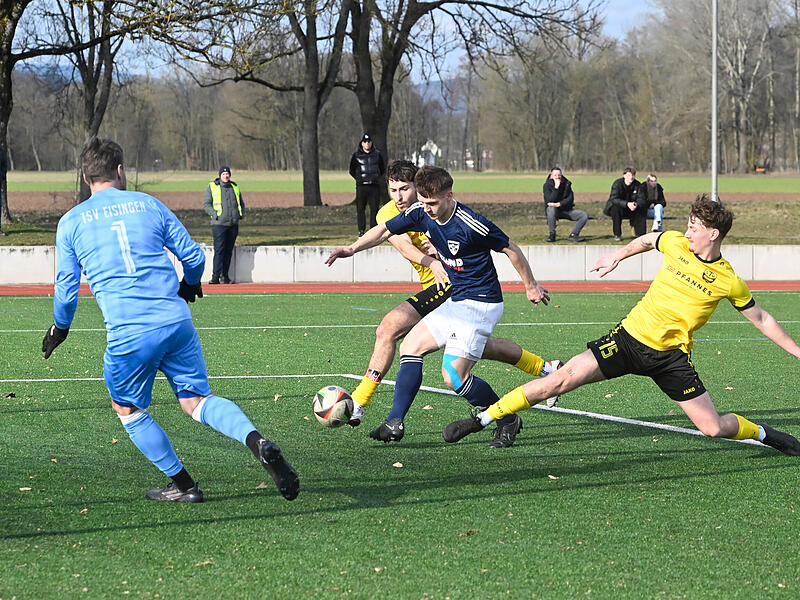Da sah noch alles gut aus f&uuml;r den TSV M&ouml;nchr&ouml;den: Tim Holzheid schiebt zur 1:0-F&uuml;hrung f&uuml;r die Gastgeber ein.