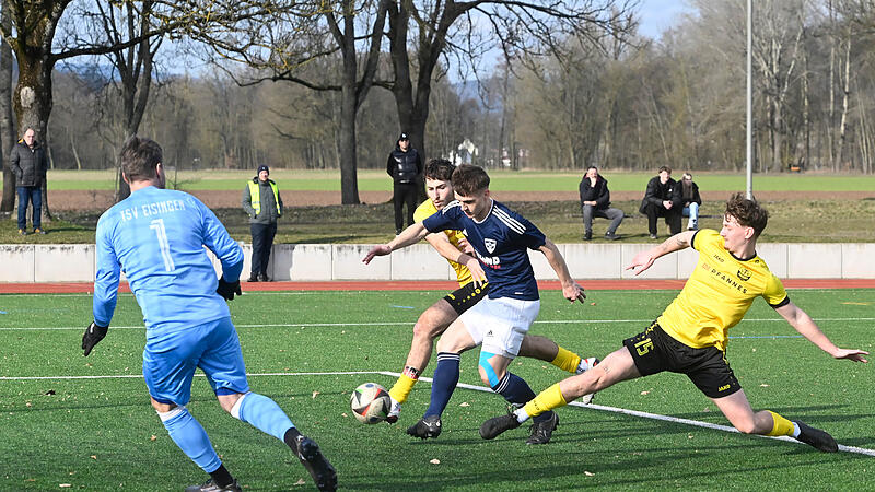 Da sah noch alles gut aus f&uuml;r den TSV M&ouml;nchr&ouml;den: Tim Holzheid schiebt zur 1:0-F&uuml;hrung f&uuml;r die Gastgeber ein.