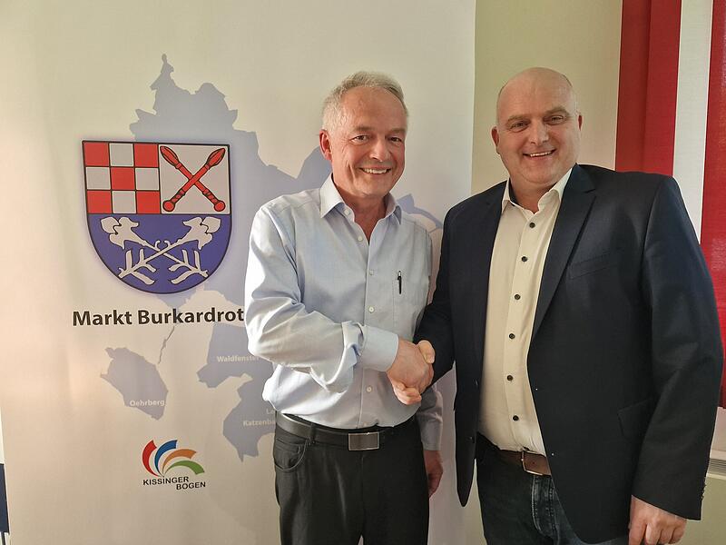 Handschlag nach der Wahl: Eugen Edelmann (links) ist neuer dritter Bürgermeister des Markts Burkardroth. Bürgermeister Daniel Wehner (rechts) gratuliert ihm. Handschlag nach der Wahl: Eugen Edelmann (links) ist neuer dritter Bürgermeister des Markts Burkardroth. Bürgermeister Daniel Wehner (rechts) gratuliert ihm.