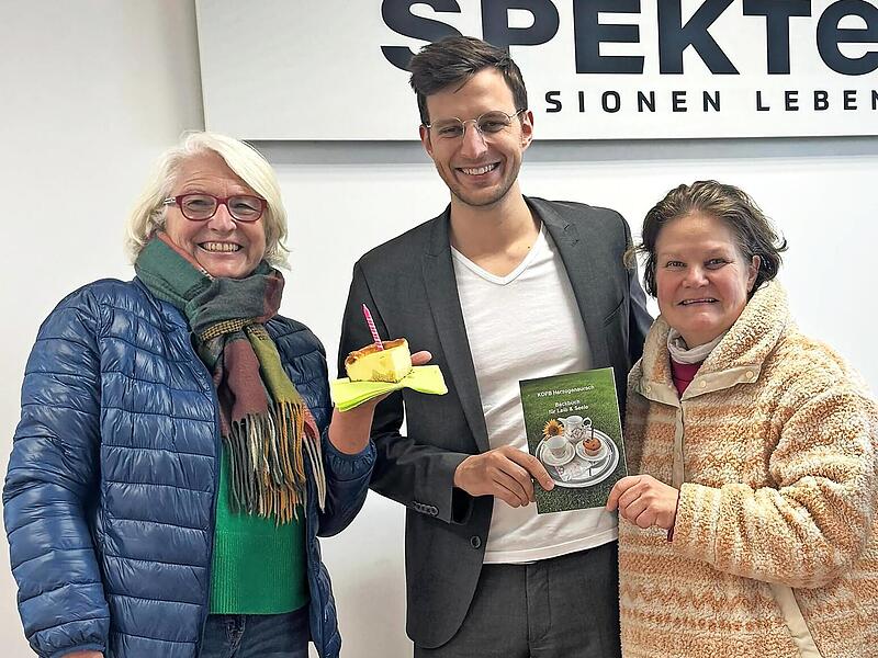 Florian Brodrecht (M.) bei der Pr&auml;sentation des Backbuchs.