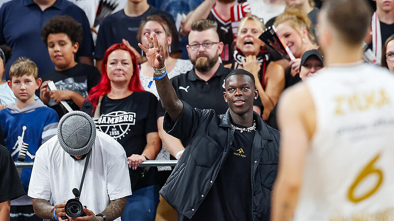 Dennis Schröder, hier beim Braunschweiger Gastspiel in Bamberg im September 2024 als Unterstützer seiner Löwen, wird am 6. Juli das DBB-Team aufs Parkett der Brose-Arena führen. Dennis Schröder, hier beim Braunschweiger Gastspiel in Bamberg im September 2024 als Unterstützer seiner Löwen, wird am 6. Juli das DBB-Team aufs Parkett der Brose-Arena führen.