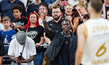 Dennis Schr&ouml;der, hier beim Braunschweiger Gastspiel in Bamberg im September 2024 als Unterst&uuml;tzer seiner L&ouml;wen, wird am 6. Juli das DBB-Team aufs Parkett der Brose-Arena f&uuml;hren.