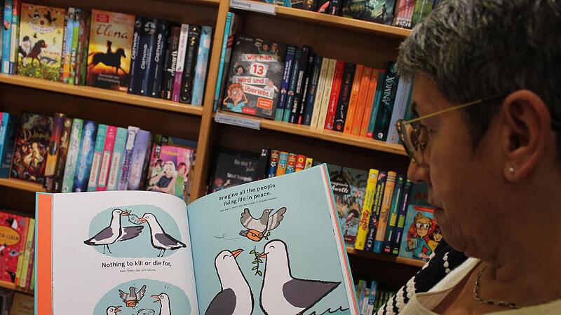 Das Buch „Imagine“ illustriert den gleichnamigen Song von John Lennon mit Übersetzung des Liedtextes und einem Vorwort von seiner Frau Yoko Ono. Das Buch „Imagine“ illustriert den gleichnamigen Song von John Lennon mit Übersetzung des Liedtextes und einem Vorwort von seiner Frau Yoko Ono.