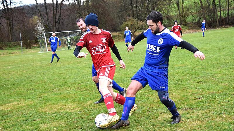 Mirko Kaiser und Lukas Stark (rechts) von der SG Euerdorf nehmen in dieser Szene Leonhard Hepp von der heimischen SG Diebach II/Windheim in die Zange. Mit Erfolg, denn die G&auml;ste entf&uuml;hrten beim 2:1-Sieg alle drei Punkte.