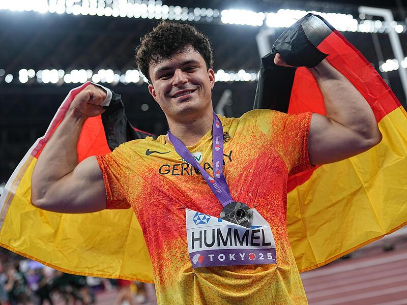 Glücklich mit Nationalflagge und Silbermedaille im Olympia-Stadion von Tokio – Merlin Hummel aus Kulmbach.