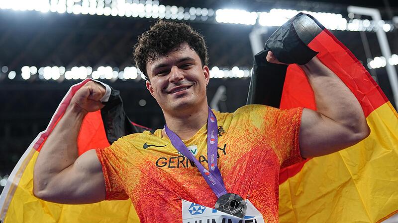 Gl&uuml;cklich mit Nationalflagge und Silbermedaille im Olympia-Stadion von Tokio &ndash; Merlin Hummel aus Kulmbach.