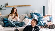 Jugendliche auf einer Couch
