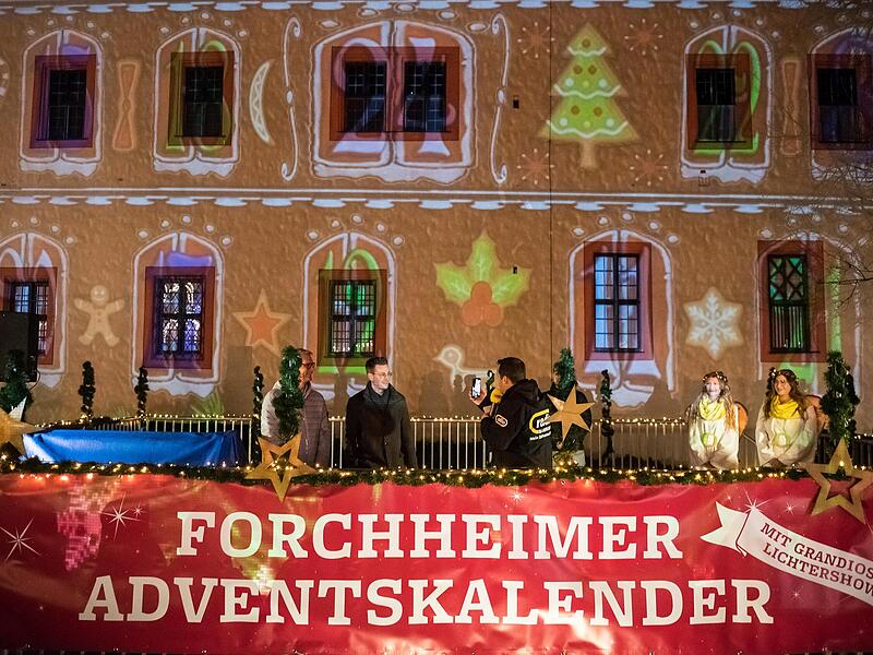 Anstelle des Adventskalenders am Rathaus wird es einen Adventskalender mit Lichtershow geben, der an die Fassade der Kaiserpfalz projiziert wird.Forchheim & Fr&auml;nkische Schweiz