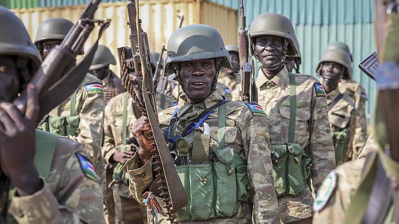 Südsudanesische Soldaten am Flughafen in Juba. Auch der Westen ist nicht unschuldig an der Gewalt im Sudan, sagen Experten. Südsudanesische Soldaten am Flughafen in Juba. Auch der Westen ist nicht unschuldig an der Gewalt im Sudan, sagen Experten.