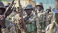 Südsudanesische Soldaten am Flughafen in Juba. Auch der Westen ist nicht unschuldig an der Gewalt im Sudan, sagen Experten.
