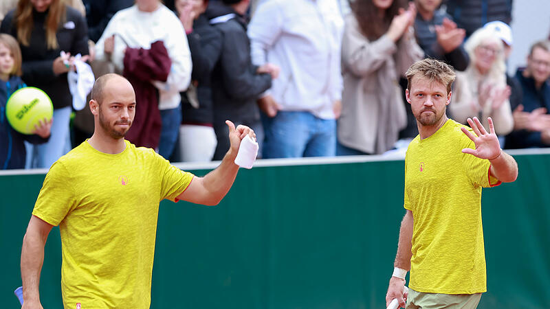 Daumen hoch: Dank des Nicht-Antritts von Yannick Hanfmann und Dominik Koepfer stehen Kevin Krawietz (rechts) und Tim P&uuml;tz kampflos im Achtelfinale.