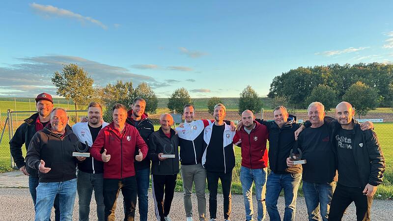Siegerfoto der drei Erstplatzierten Mannschaften: v.lks. 2. Platz 1. FCN Fanclub mit Matthias Klöffel, Heribert Klöffel, Fabian Seufert, Rene Saal, Turniersieger TSV Thundorf, Michel Hertterich, Armin Saal, Joshua Hohn, Laurenz Weipert, und 3, Pla...