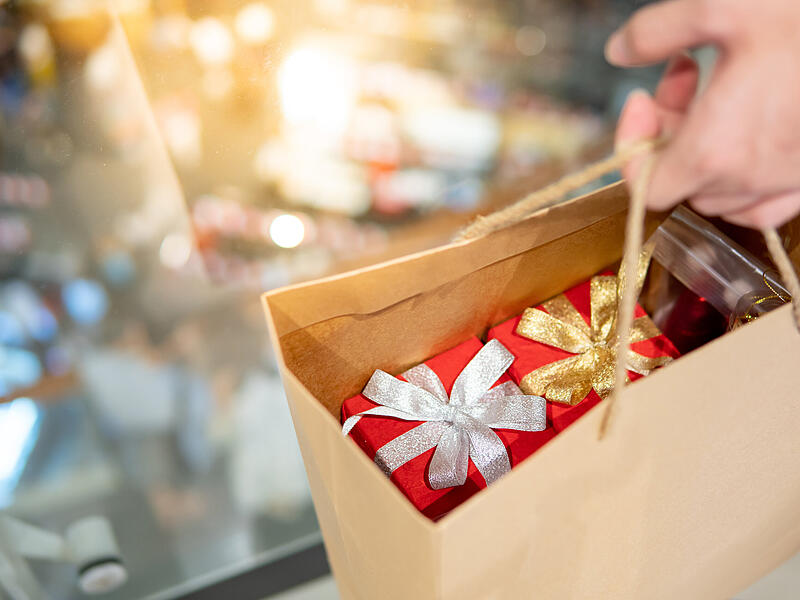 Geschenke in einer braunen Papiert&uuml;te