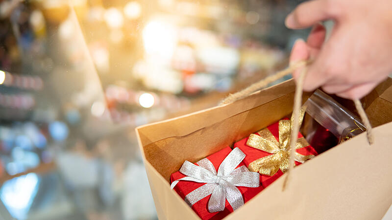 Geschenke in einer braunen Papiert&uuml;te