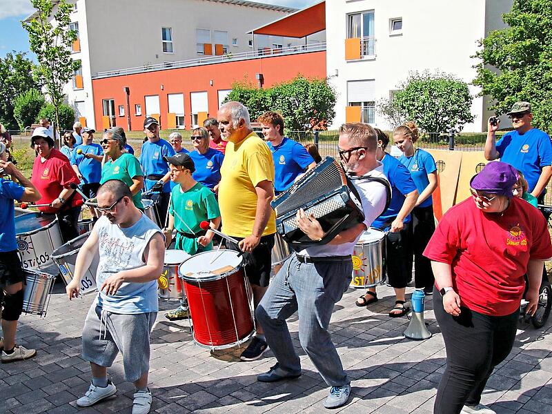 &bdquo;Neues Wohnen&ldquo; gibt es seit f&uuml;nf Jahren. Die Sambasticos spielten bei der Feier auf.Michael Bergner