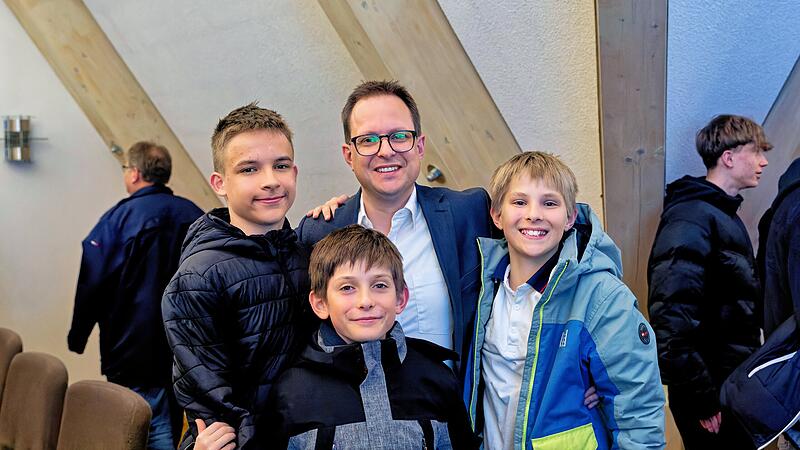 Jubelstimmung im Rathaus Zapfendorf: Andreas Hofmann setzte sich gegen seinen Konkurrenten Michael Senger durch – und feiert das Ergebnis zusammen mit seiner Familie. Jubelstimmung im Rathaus Zapfendorf: Andreas Hofmann setzte sich gegen seinen Konkurrenten Michael Senger durch – und feiert das Ergebnis zusammen mit seiner Familie.
