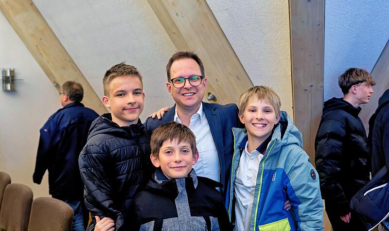 Jubelstimmung im Rathaus Zapfendorf: Andreas Hofmann setzte sich gegen seinen Konkurrenten Michael Senger durch &ndash; und feiert das Ergebnis zusammen mit seiner Familie.