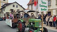 Der Kirchweihumzug in Wachenroth bot etliche Motivwagen, viele inspiriert von Polizeimeldungen, wie dieses „Taubenexekutionskomitee“. Der Kirchweihumzug in Wachenroth bot etliche Motivwagen, viele inspiriert von Polizeimeldungen, wie dieses „Taubenexekutionskomitee“.