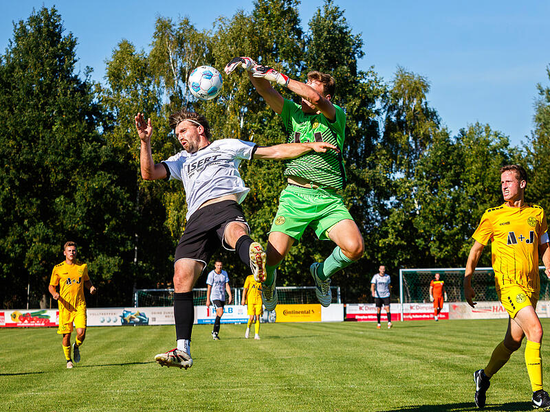 Der Katschenreuther Matthias Pistor (links) im Luftkampf mit dem Bayreuther Torhüter Luca Dressel, der weit vor seinem Tor den Ball abwehrt.