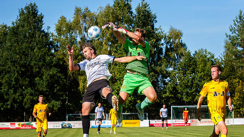 Fotos Katschenreuth_ Teil 1 Der Katschenreuther Matthias Pistor (links) im Luftkampf mit dem Bayreuther Torhüter Luca Dressel, der weit vor seinem Tor den Ball abwehrt.