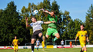 Der Katschenreuther Matthias Pistor (links) im Luftkampf mit dem Bayreuther Torhüter Luca Dressel, der weit vor seinem Tor den Ball abwehrt.