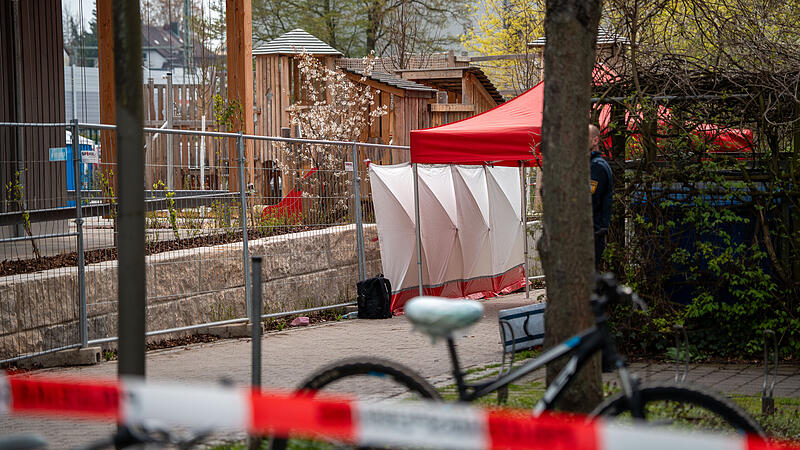 Ein 63-j&auml;hriger Mann ist am Montagmittag, 13. April, in Erlangen gestorben. Die Polizei ermittelt wegen eines T&ouml;tungsdelikts.