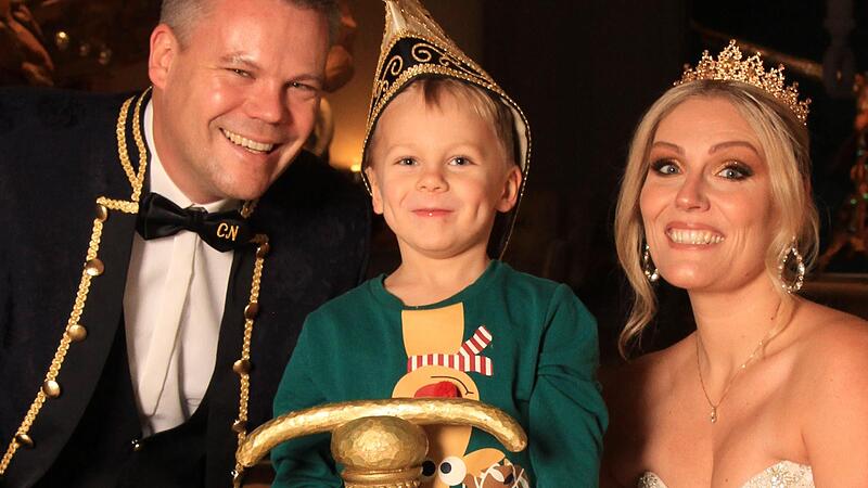 Das Prinzenpaar Jennifer I. und Florian II. mit seinem Prinz: Sohn Fabian (5) wurde an Fasching geboren. Das Prinzenpaar Jennifer I. und Florian II. mit seinem Prinz: Sohn Fabian (5) wurde an Fasching geboren.