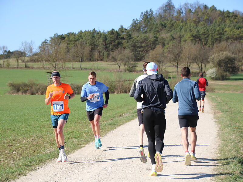 Strahlender Sonnenschein, aber nur niedrige Plusgrade erwartete die L&auml;ufer beim 19. Obermain-Marathon rund um Bad Staffelstein. Die Marathon-Strecke f&uuml;hrte wieder an den beiden Wahrzeichen der Kurstadt, dem Kloster Banz und der Basilika Vierzehnheiligen vorbei.