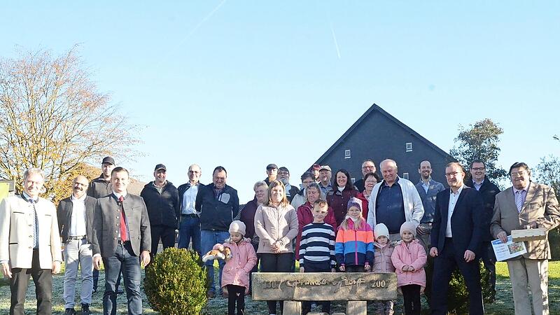 Im Gemeindeteil Brauersdorf wurde der freiwilligen Eingemeindung nach Rothenkirchen vor 50 Jahren gedacht. Mit im Bild, vorne von links: Landrat Klaus Löffler, Bürgermeister Stefan Heinlein sowie (von rechts) Zweiter Bürgermeister Wolfgang Förtsch und Dritter Bürgermeister Klaus Dressel