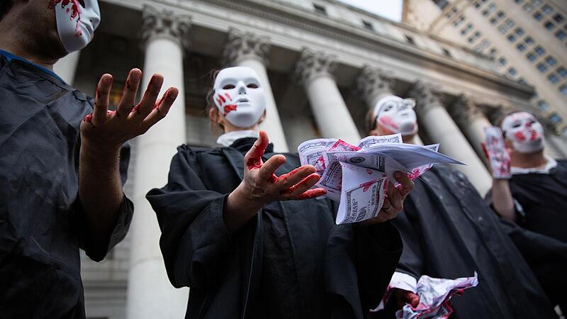 Demonstranten der Umweltschutzbewegung Extinction Rebellion protestieren vor dem Supreme Court gegen die jüngste Entscheidung des Gremiums, wonach die US-Umweltschutzagentur keine CO2-Grenzwerte für Kohlekraftwerke festlegen darf.