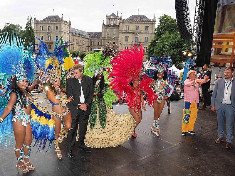 Markus Söder ist bereits zum vierten Mal der Schirmherr des Samba-Festivals. Unser Bild zeigt ihn beim Auftritt im vergangenen Jahr auf der Schlossplatz-Bühne. Markus Söder ist bereits zum vierten Mal der Schirmherr des Samba-Festivals. Unser Bild zeigt ihn beim Auftritt im vergangenen Jahr auf der Schlossplatz-Bühne.