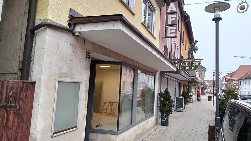 In der Hauptstra&szlig;e 32 in H&ouml;chstadt, neben der Stadtkonditorei Baier, soll bald ein 24/7-Automatenladen aufmachen.