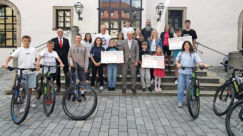 Zeitgleich zum Stadtradeln fand ein Schulwettbewerb statt, bei dem die Schulen aus dem Landkreis für einen guten Zweck gegeneinander antraten. Unser Bild zeigt die Preisübergabe mit Landrat Wilhelm Schneider und Stadtradel-Koordinator Benjamin Her...