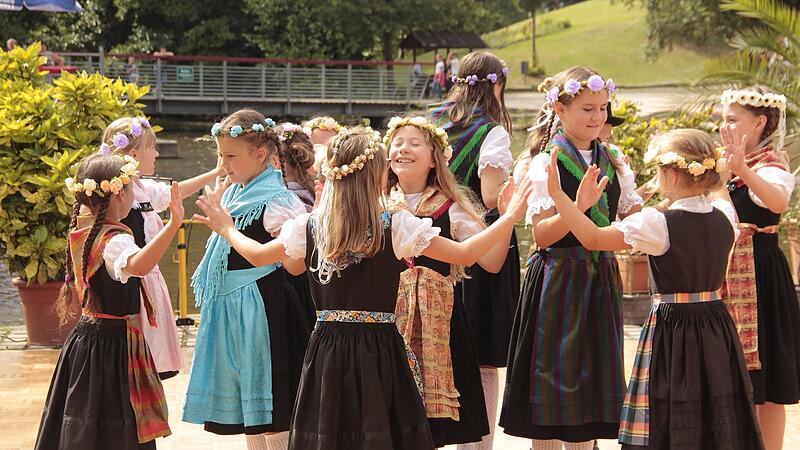 Die Kindertrachtengruppe wird wieder beim Swing-im-Park-Festival im Park Villeneuve-sur-Lot in Neustadt bei Coburg auftreten. Die Kindertrachtengruppe wird wieder beim Swing-im-Park-Festival im Park Villeneuve-sur-Lot in Neustadt bei Coburg auftreten.